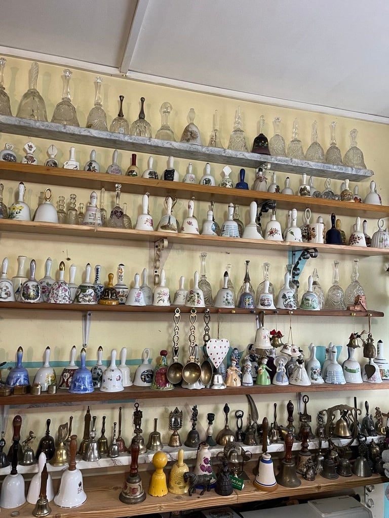 Extensive Vintage Bell Collection – Over 1,700 Pieces  (Hounslow, London)