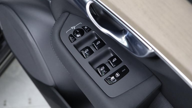 2025 Volvo XC90 B5 (P) AWD Plus Dark (Sunroof, Harman Kardon Sound, 360 Camera, BLIS) ESTATE Petr...