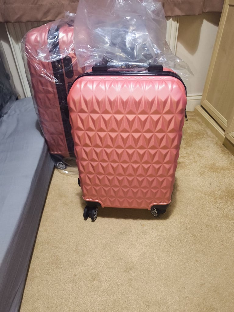 ‼️Clearance sale🥳 on medium and cabin suitcases