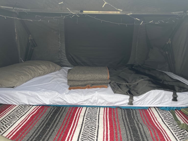 Hard shell roof tent