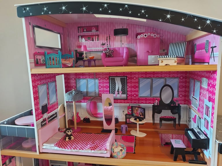 Stunning sturdy wooden barbie/doll house fully furnished (134cmX128cmX36cm)