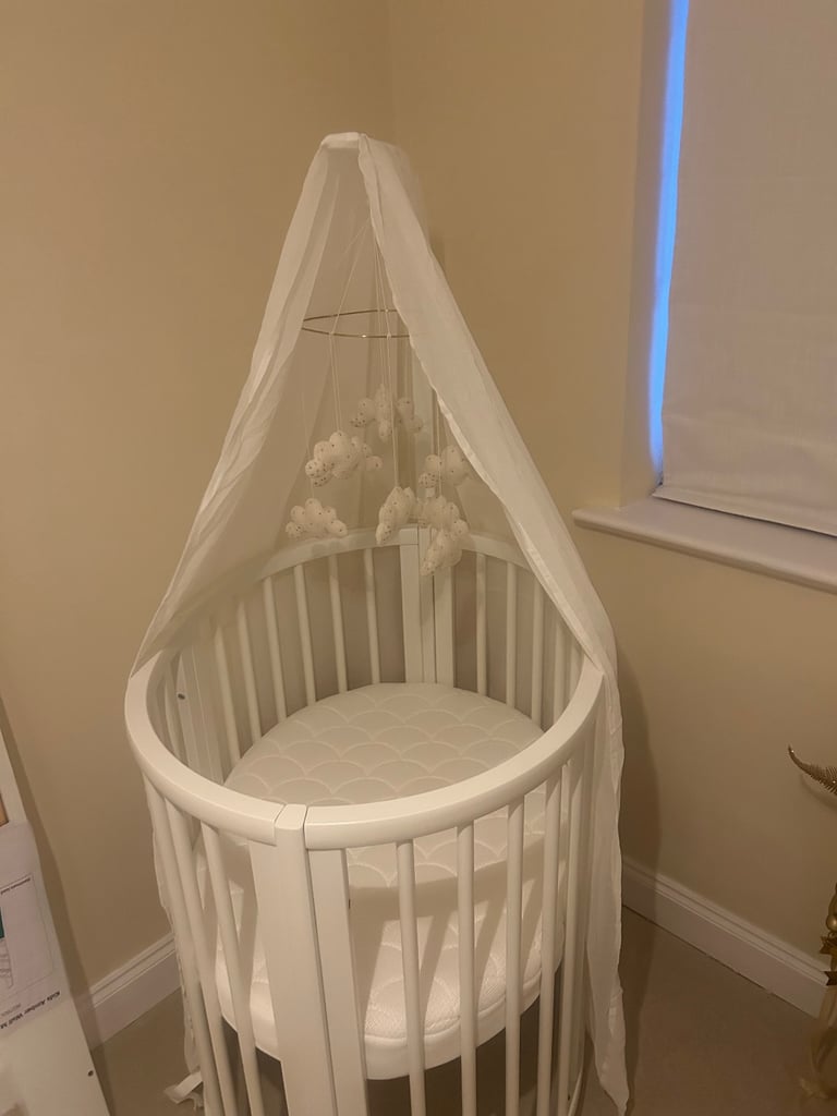 Stokke Sleepi V3 Mini Oval Crib - Includes Mattress &  Protector Drape Rod & Canopy 