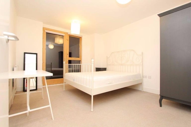 Stepney Green Double room available now 10 min from the City