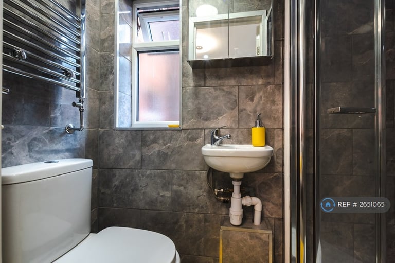 2 bedroom flat in Addington Road, Reading, RG1 (2 bed) (#2651065)