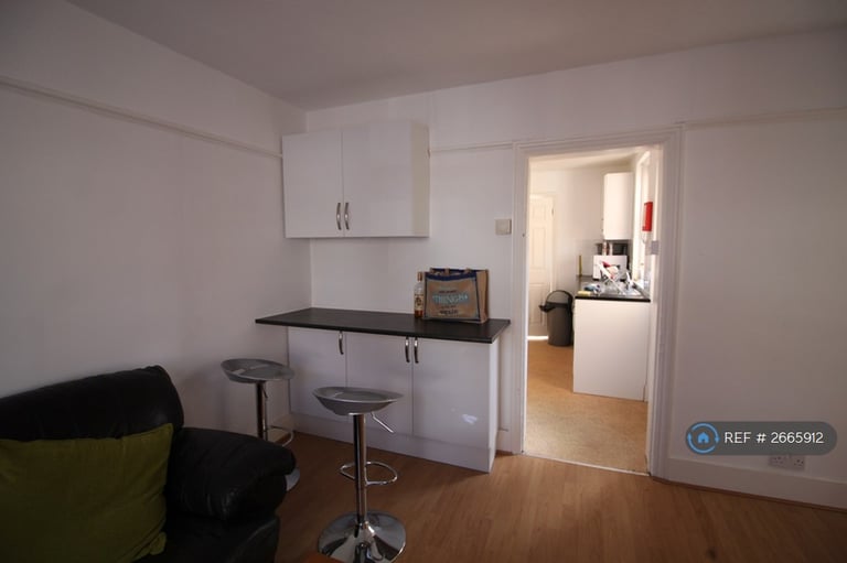 6 bedroom house in Rupert Road, Guildford, GU2 (6 bed) (#2665912)