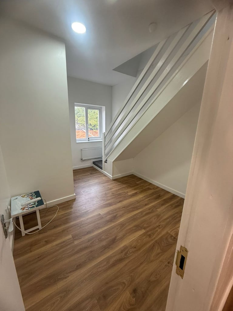 Spacious & Cosy Ensuite Room for Rent M46 0DA