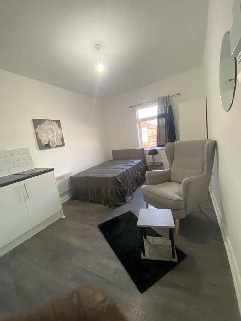 Large Double Room in High Street Location