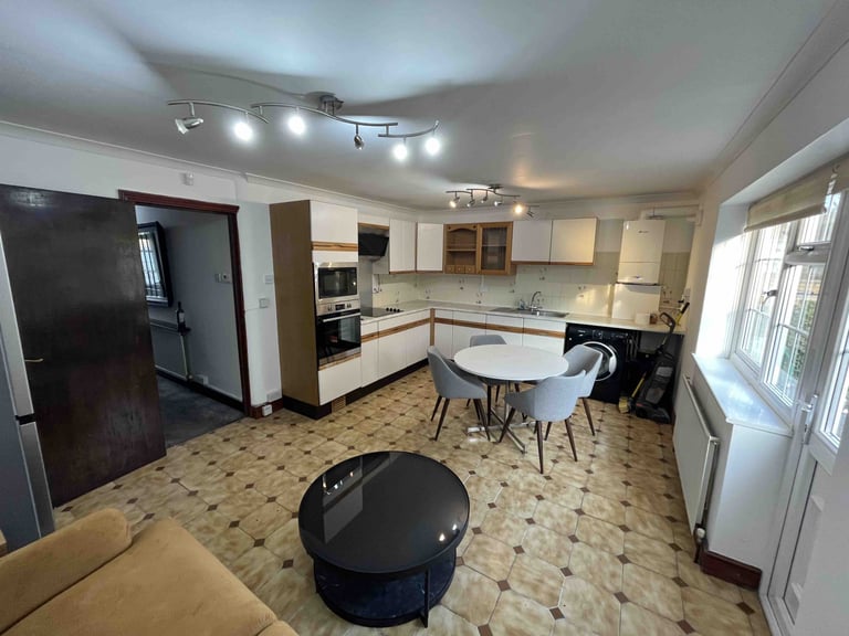 3 bedrooms in 63 Carterhatch Road, EN3 5LT