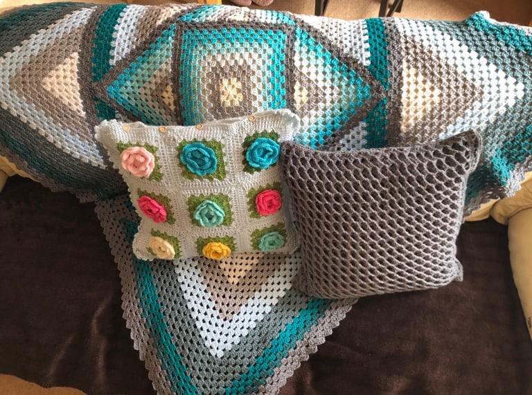 Handmade Crochet Blanket 155x155cm with 2 Free Cushion Covers – Beautiful Gift Set