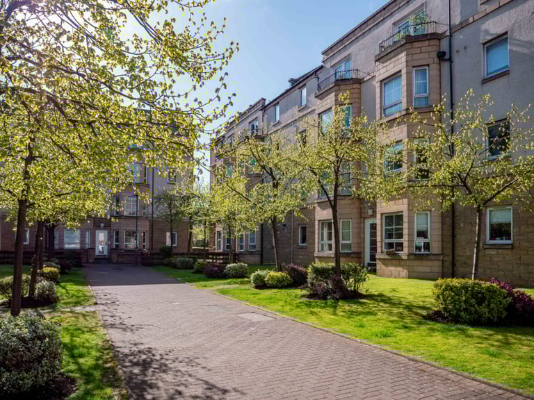 Bright and spacious, 2 bedroom, ground flat in Dicksonfield – available November