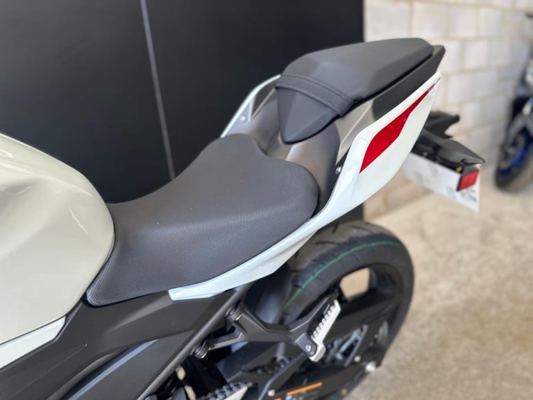 STUNNING ONE OWNER 2024/24 KAWASAKI Z400 MOTORCYCLE 