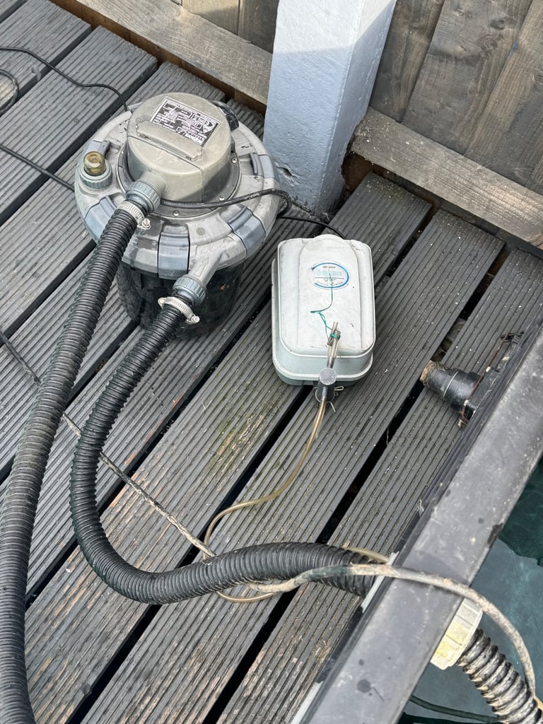 fish tank with pump filter and food 