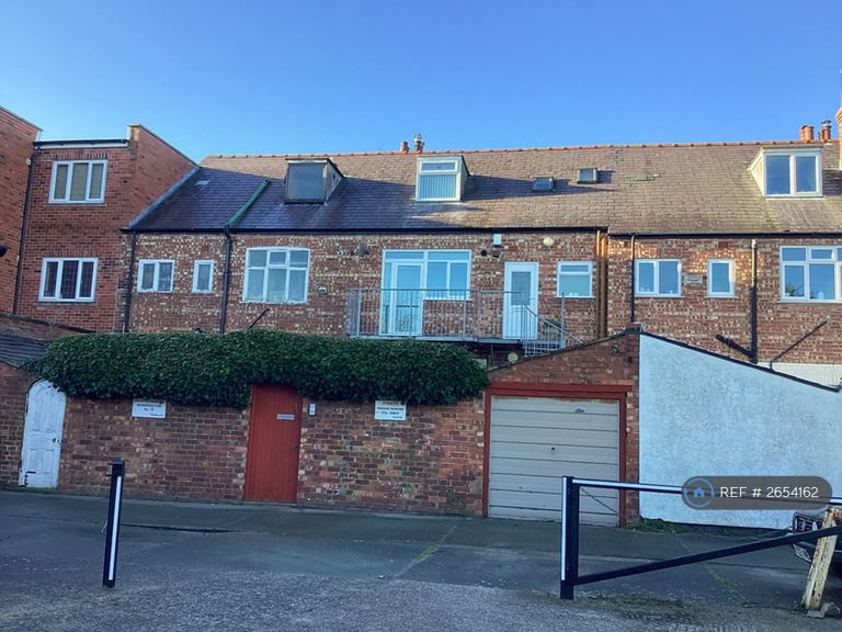 2 bedroom flat in Banks Road, West Kirby, CH48 (2 bed) (#2654162)