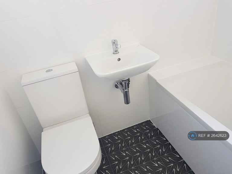 2 bedroom flat in Whitton Road, Twickenham, TW1 (2 bed) (#2642623)