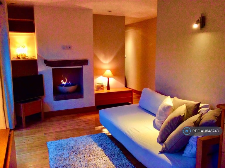 1 bedroom flat in Compton Way, Witney, Oxfordshire, OX28 (1 bed) (#1643740)