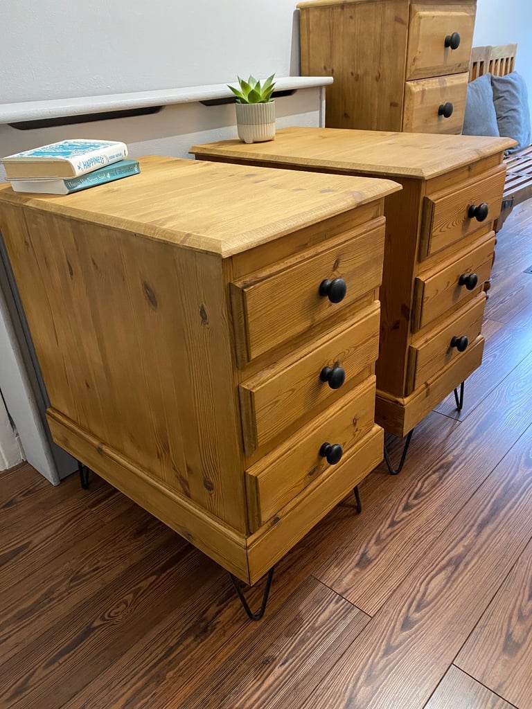 2 bedside tables 