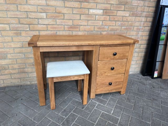 BRAND NEW EX-DISPLAY SOLID OAK FURNITURE - CLOSING DOWN SALE 