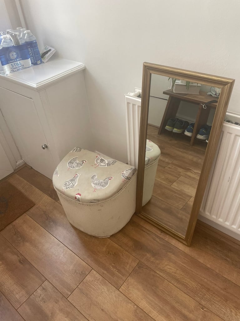 Free Small Ottoman and mirror 