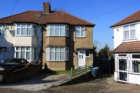 4 bedroom semi-detached house with large garden and off street parking in Colindale/Kingsbury