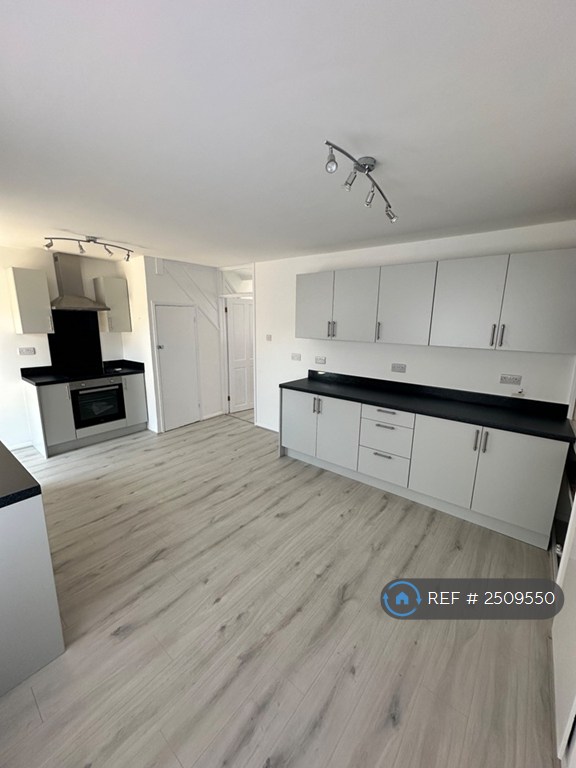 3 bedroom house in Romsey Close, Stanford-Le-Hope, SS17 (3 bed) (#2509550)