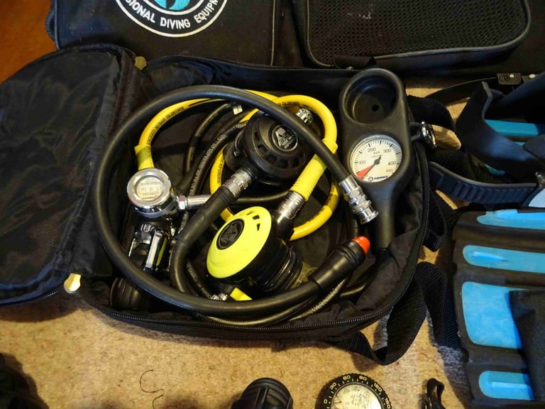 Scuba diving equipment