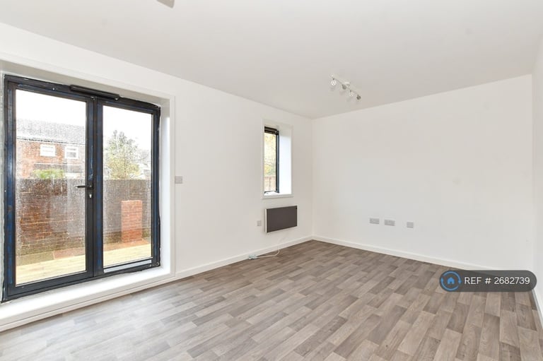 1 bedroom flat in Maidstone Road, Paddock Wood, Tonbridge, TN12 (1 bed) (#2682739)