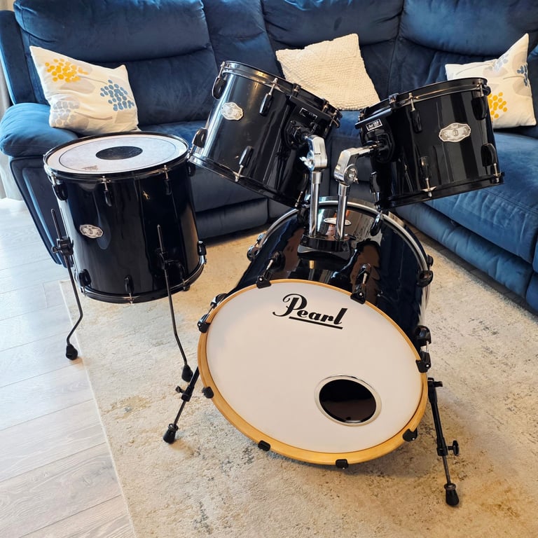 Pearl Vision all birch drum shell pack. 22 inch bass. All Remo heads. Rock kit sizes.