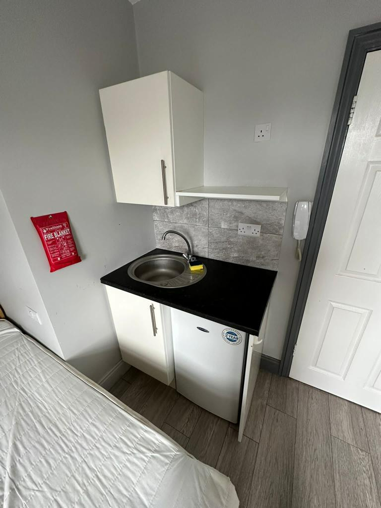 Room in Feltham TW13 7BJ