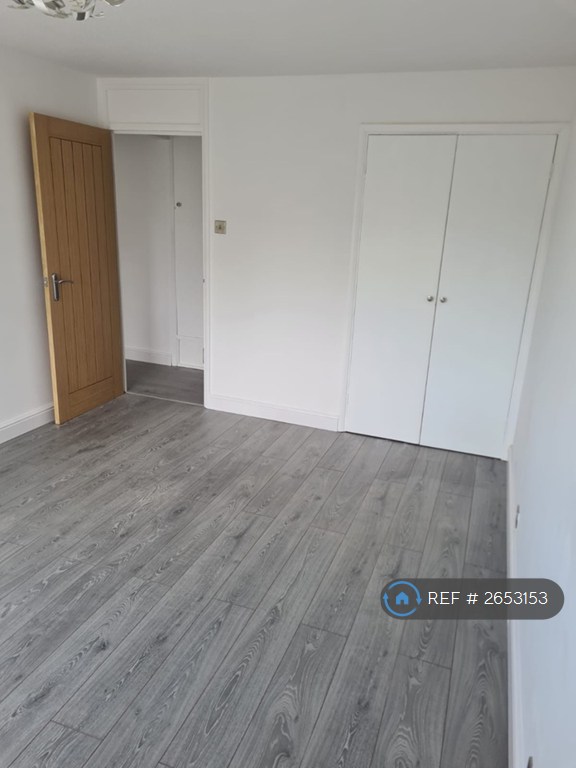 2 bedroom flat in Egmont Road, Walton-On-Thames, KT12 (2 bed) (#2653153)