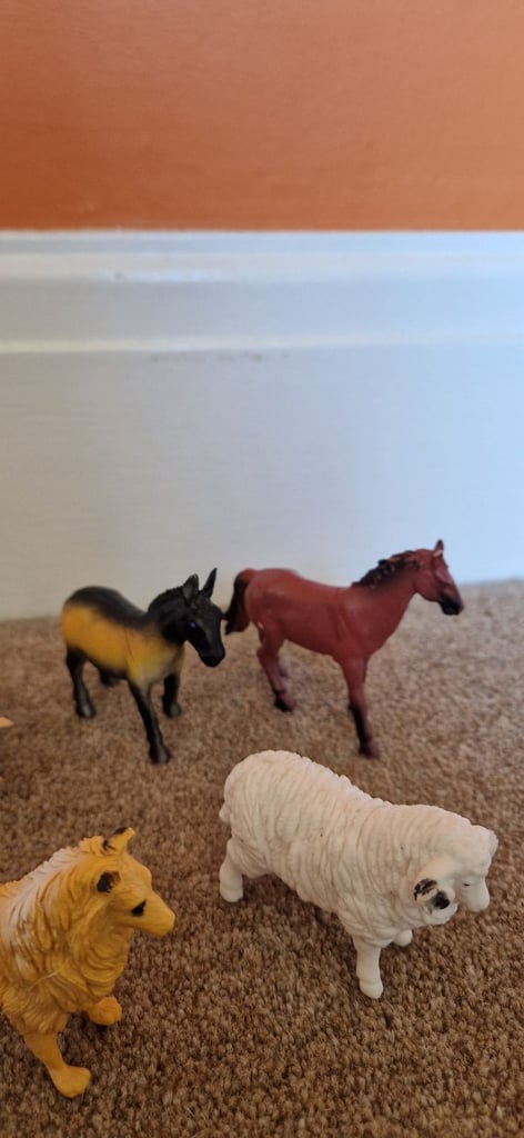  6 PLASTIC FARM ANIMALS. ALL IN EXCELLENT CONDITION.