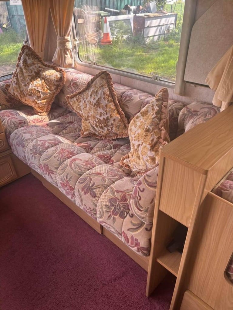 Bailey pageant champagne