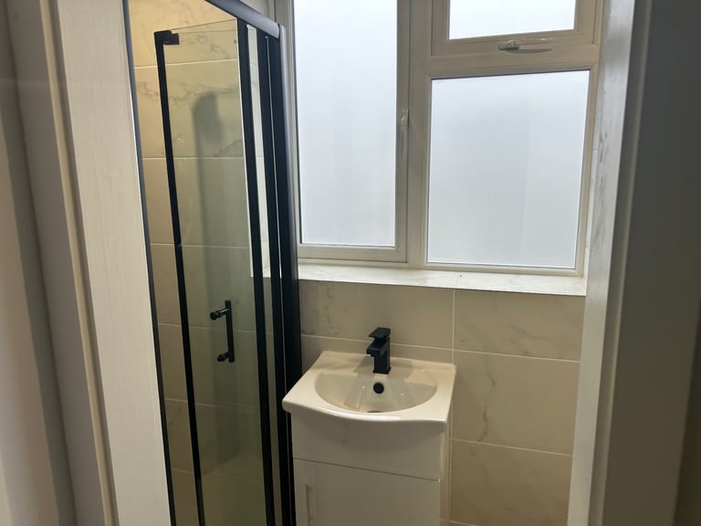 A one bedroom Studio is available to rent in Greenford UB6
