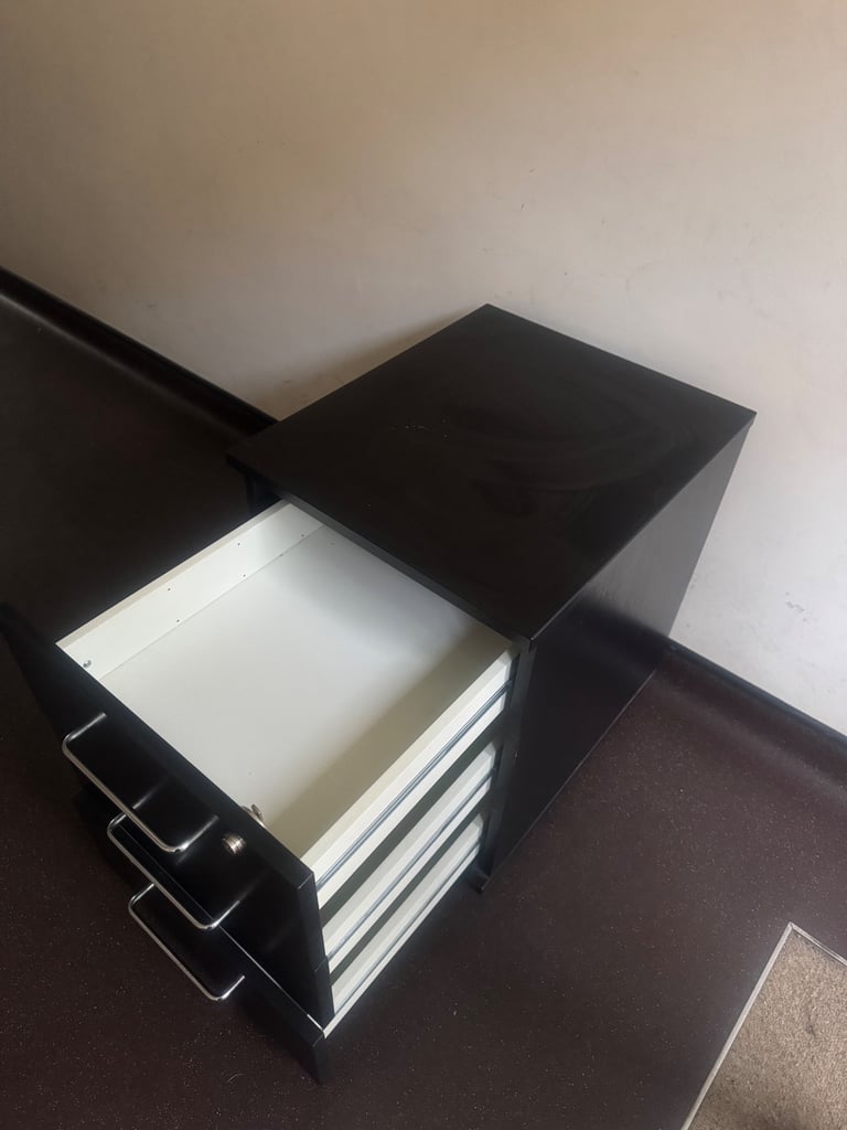 3 drawer set in good condition