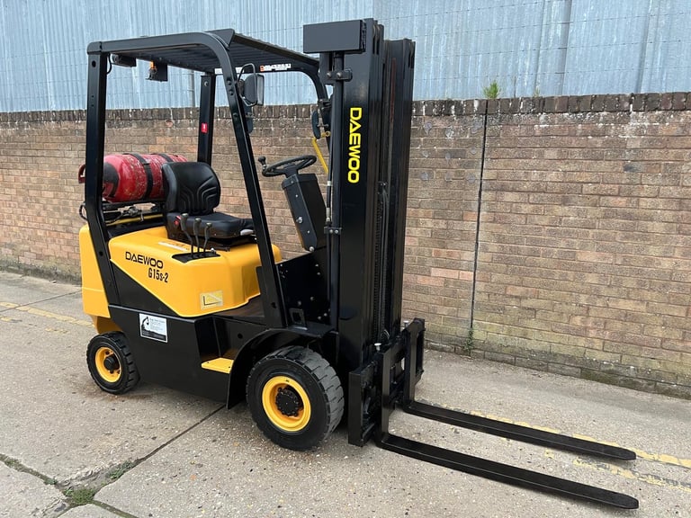 2004 Daewoo 1.5t gas forklift, container spec triple mast 