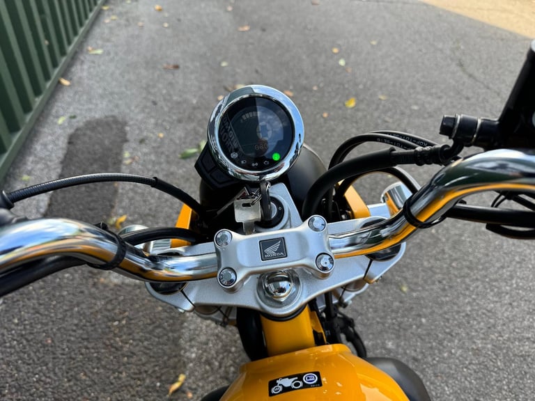 Honda Z125 MA-K Monkey Bike 2019 Yellow and White 1 Owner 880 Miles Rack Fitted