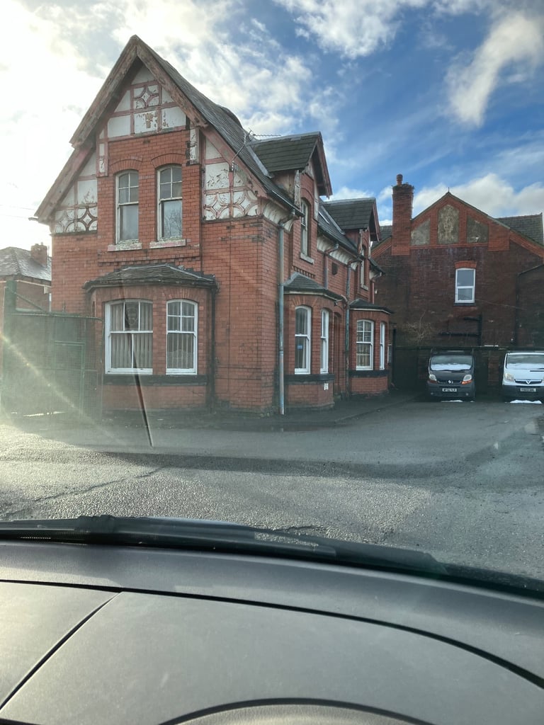 Wigan - Higher Ince - Ground Floor Office/Room with parking