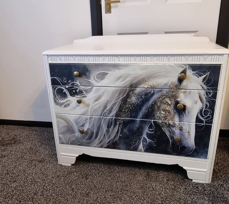 🌟 Beautiful Custom Chest of Drawers – White Horse Design 🌟