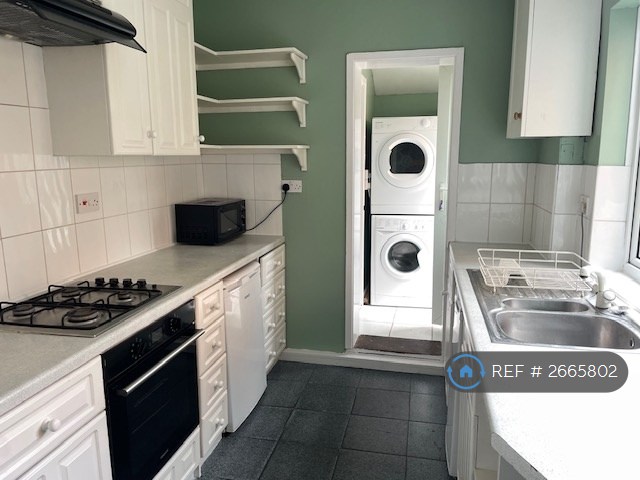 6 bedroom house in Artillery Road, Guildford, GU1 (6 bed) (#2665802)