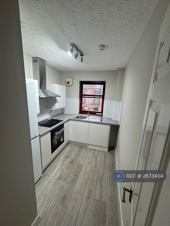 2 bedroom flat in Robertson Street, Greenock, PA16 (2 bed) (#2673404)