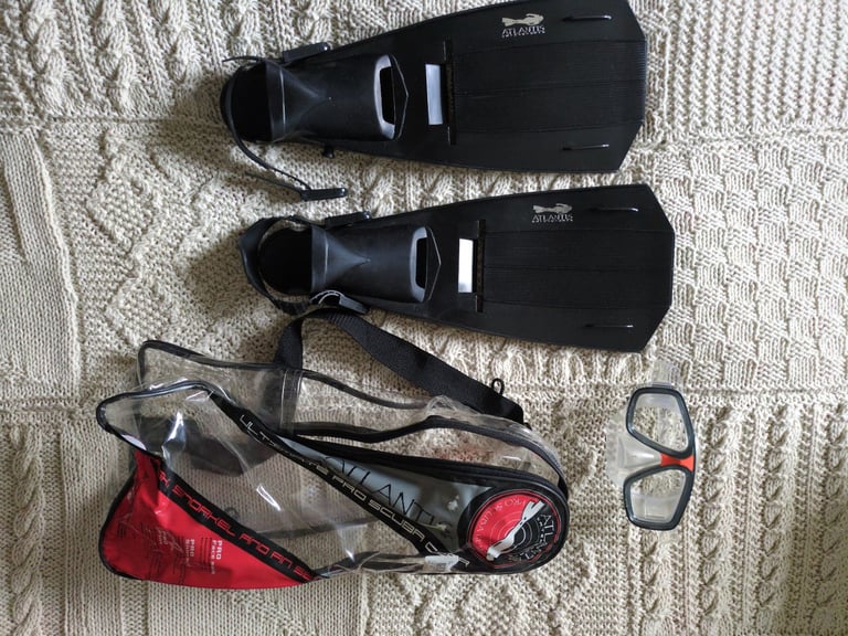 image for Size 5-7 flippers and goggles