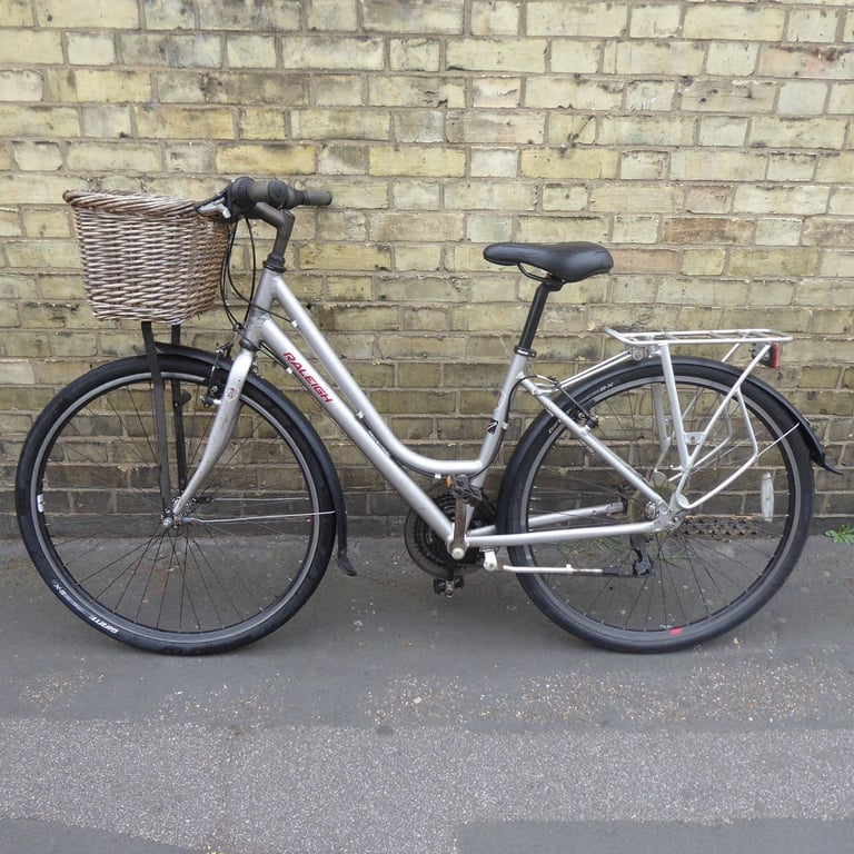 image for Very nice, comfortable 21-Speed Raleigh Pioneer 1 City Bike
