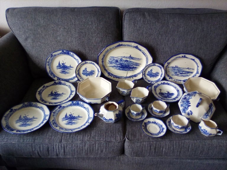 Royal Doulton 'Norfolk' blue and white crockery serveware set