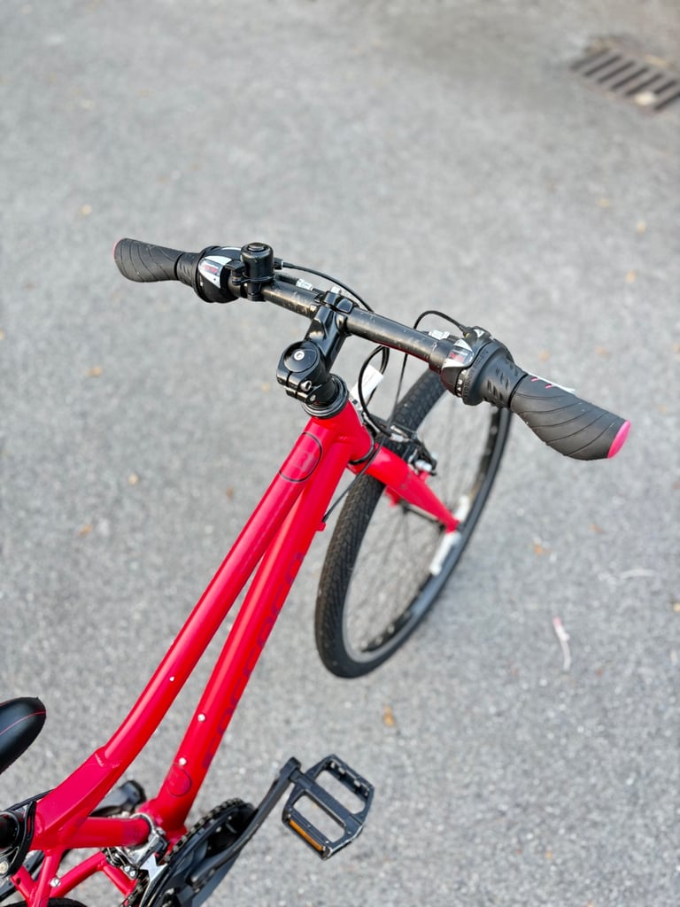 CARRERA SARUNA JNR Child's / Teen hybrid bike. 24 inch wheels. Fully working. Ready to ride away.
