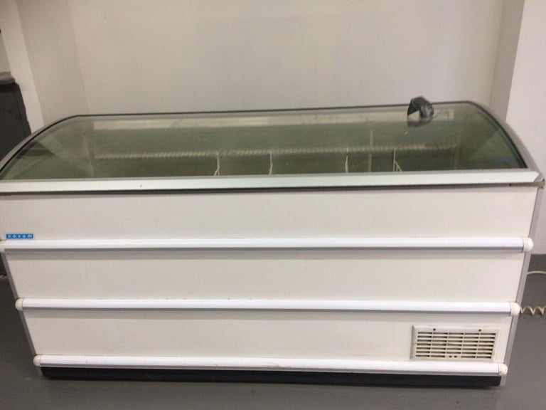 NOVUM (601L) GLASS LID COMMERCIAL/CATERING DISPLAY CHEST FREEZER IN GOOD WORKING CONDITION