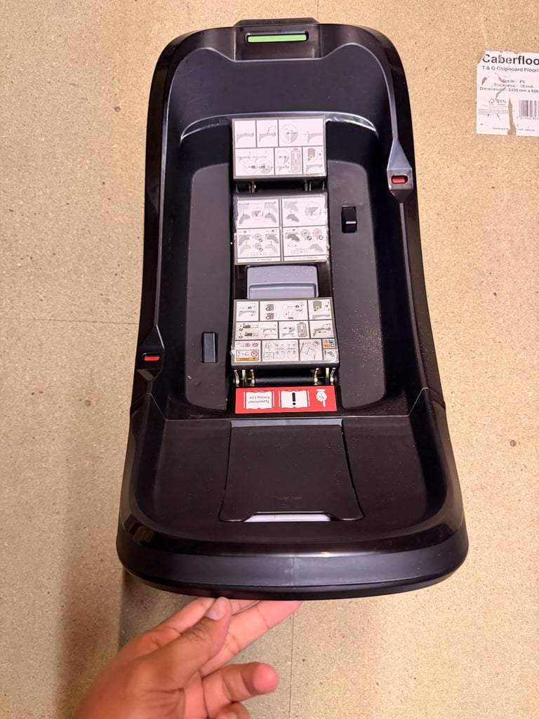 New born car seat with base in very good condition for sale 