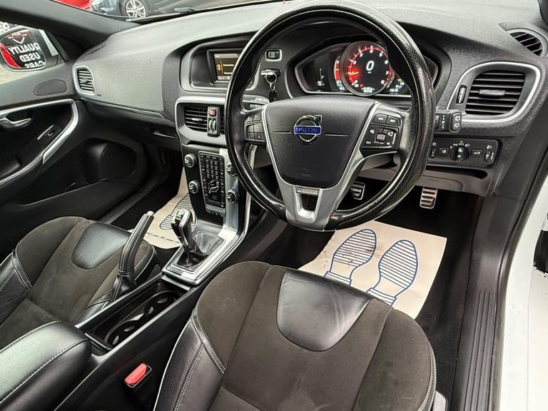 2015 Volvo V40 2.0 T2 R-Design Hatchback 5dr Petrol Manual Euro 6 (s/s) (122 ps) HATCHBACK Petrol...
