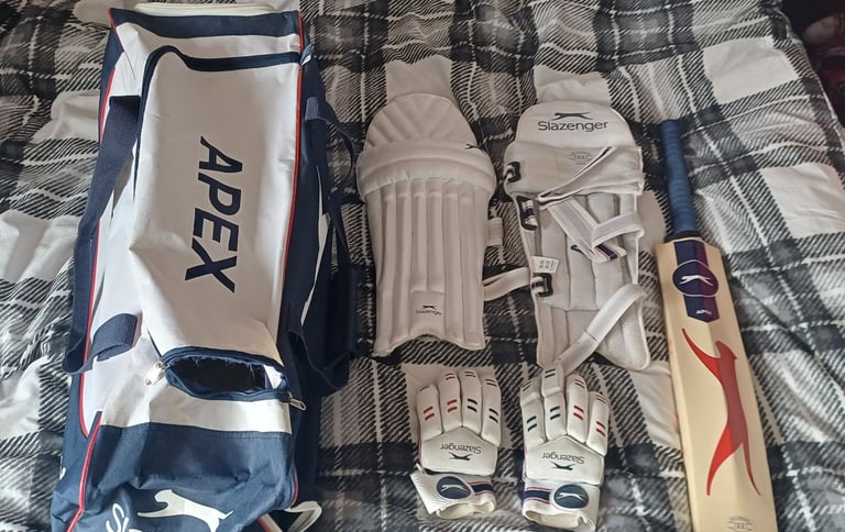 image for Cricket equipment junior size 