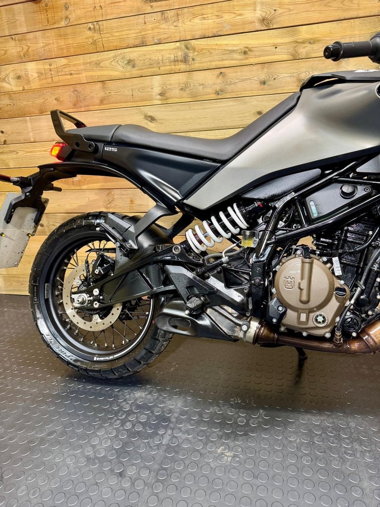 Husqvarna SVARTPILEN 125 / 2024 (upgraded) model / just 1999 miles 
