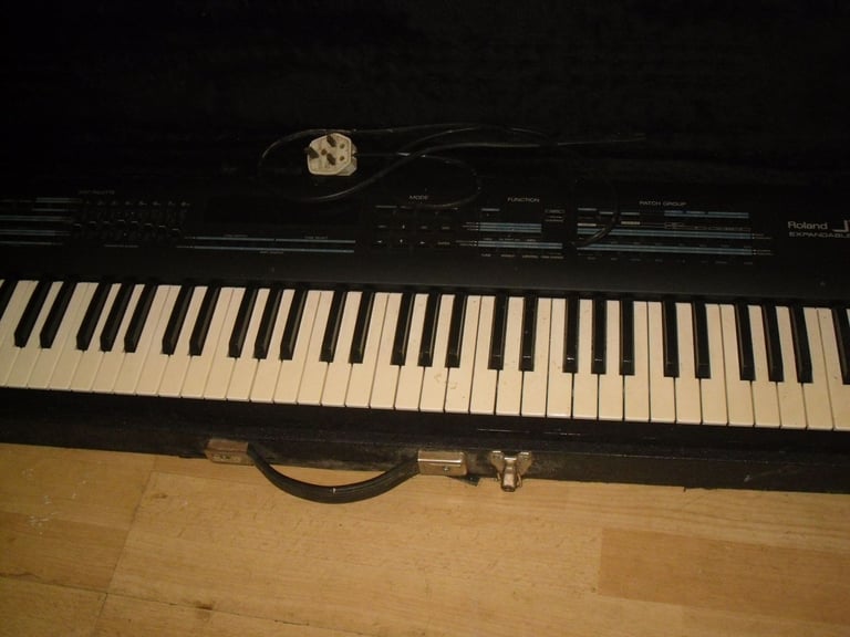 Roland jv90 expandable synth,  keyboard and flight caase