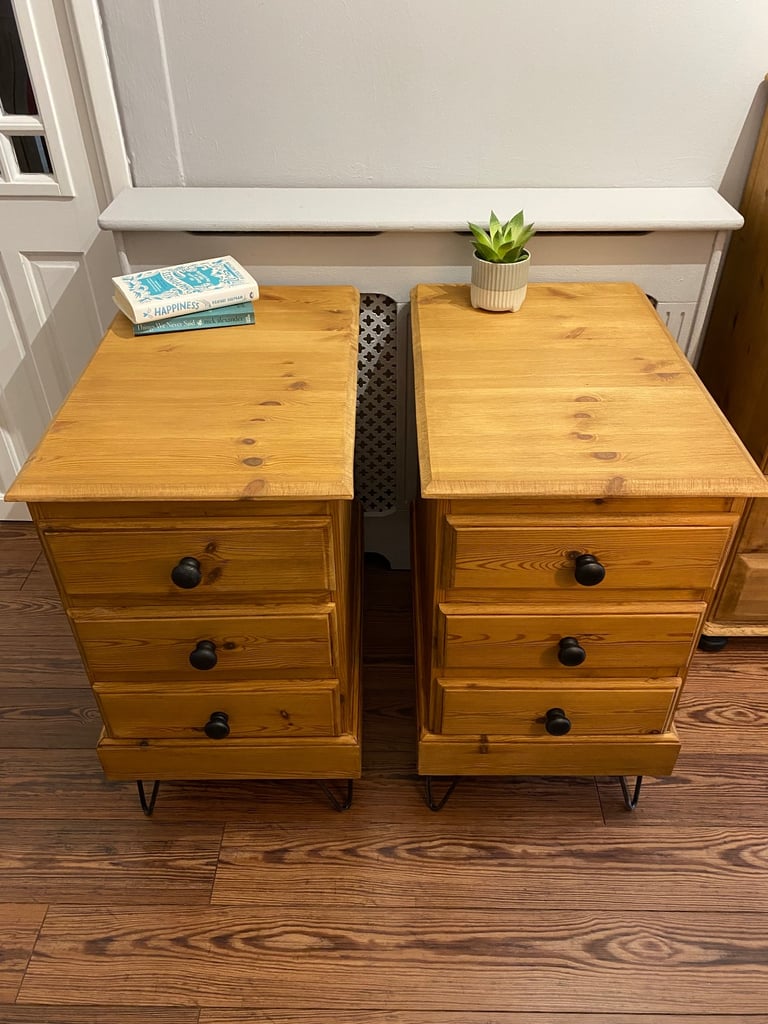 2 bedside tables 